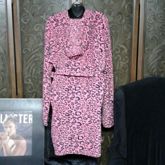 Robe with hood and pockets - Picture 2 of 3